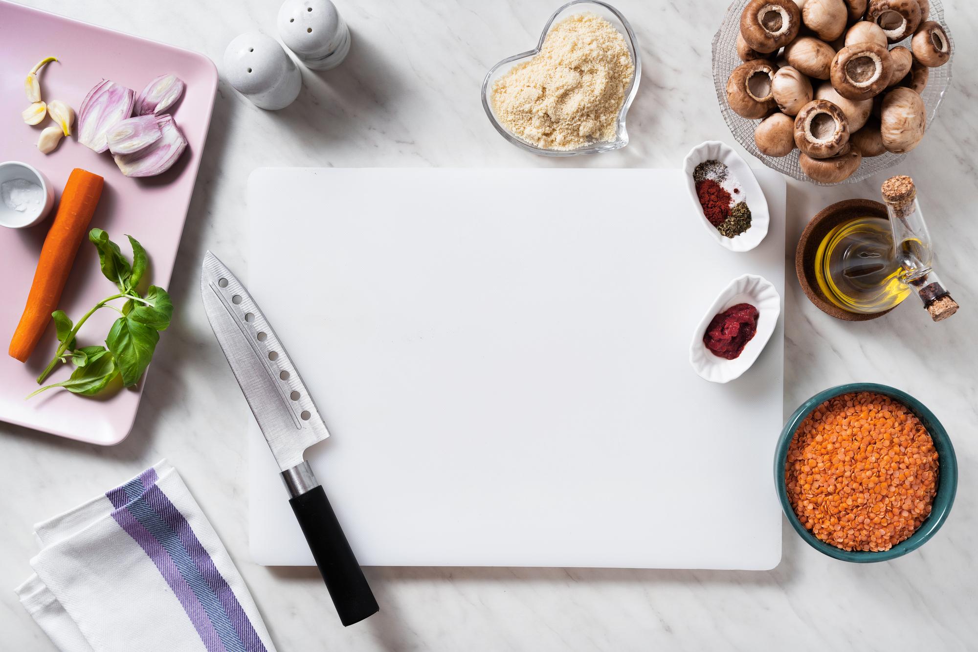 Tavolo con ingredienti freschi e appunti di ricette